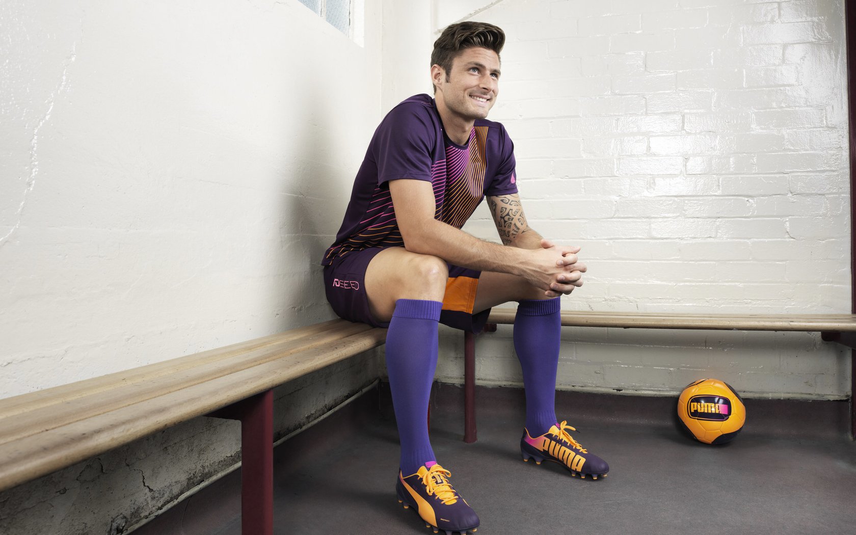 球员在国家队中被赋予定位球主罚人选并表现出色，足球球员定位